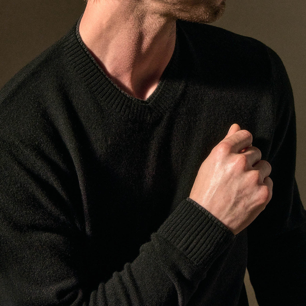 Italian Spun Cashmere Vee in Black/Anthracite | James Perse Los Angeles