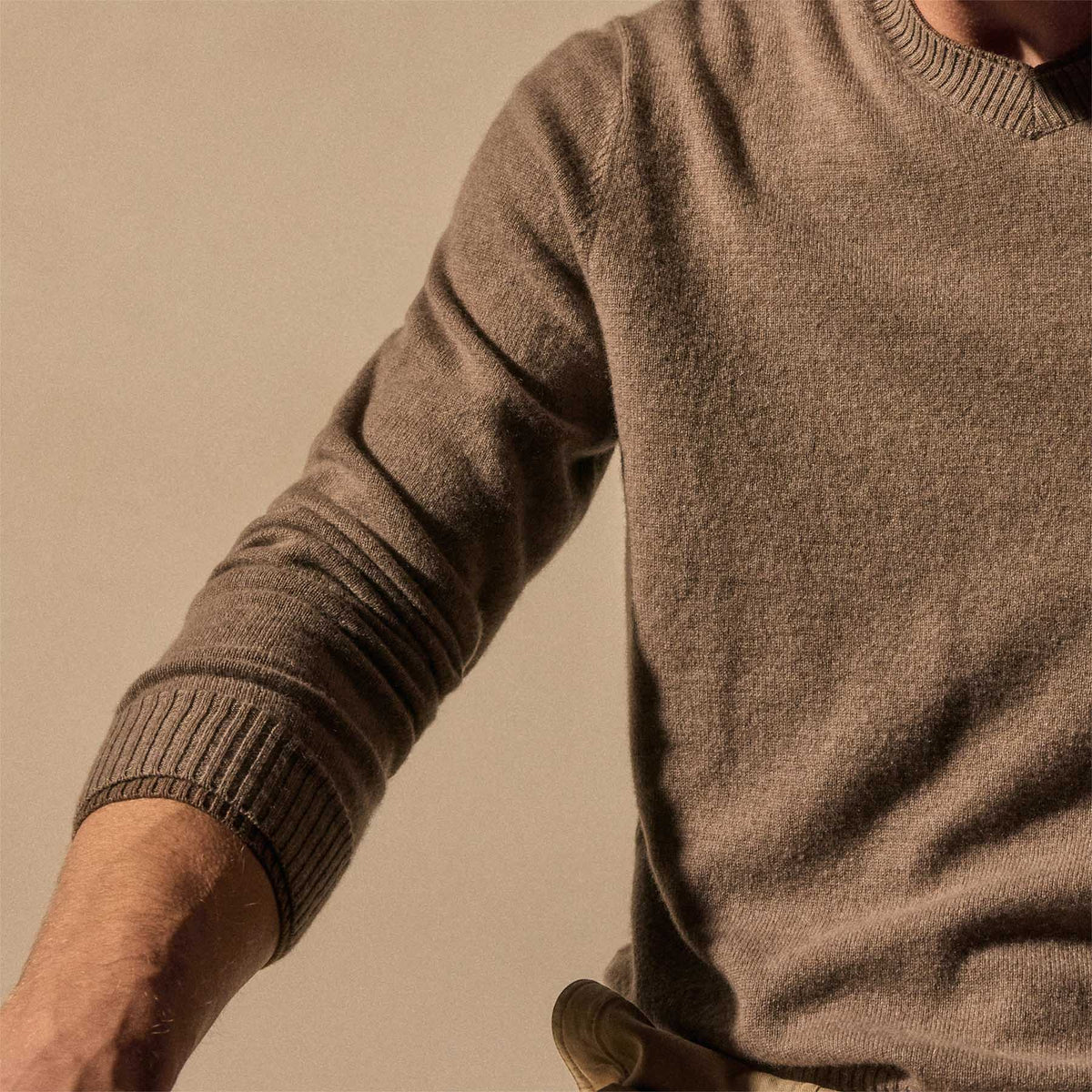 Italian Spun Cashmere Vee in Warm Brown/Mid Brown | James Perse Los Angeles