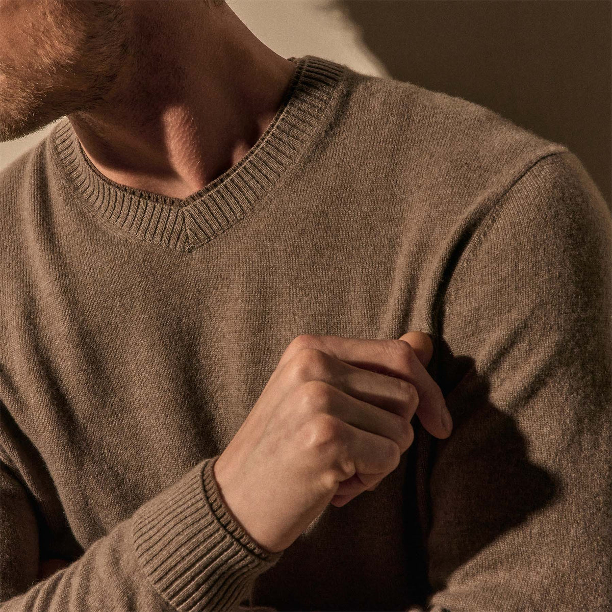Italian Spun Cashmere Vee in Warm Brown/Mid Brown | James Perse Los Angeles