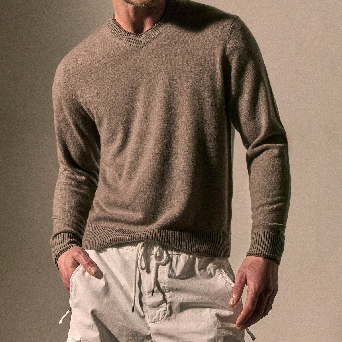 Italian Spun Cashmere Vee in Warm Brown/Mid Brown | James Perse Los Angeles