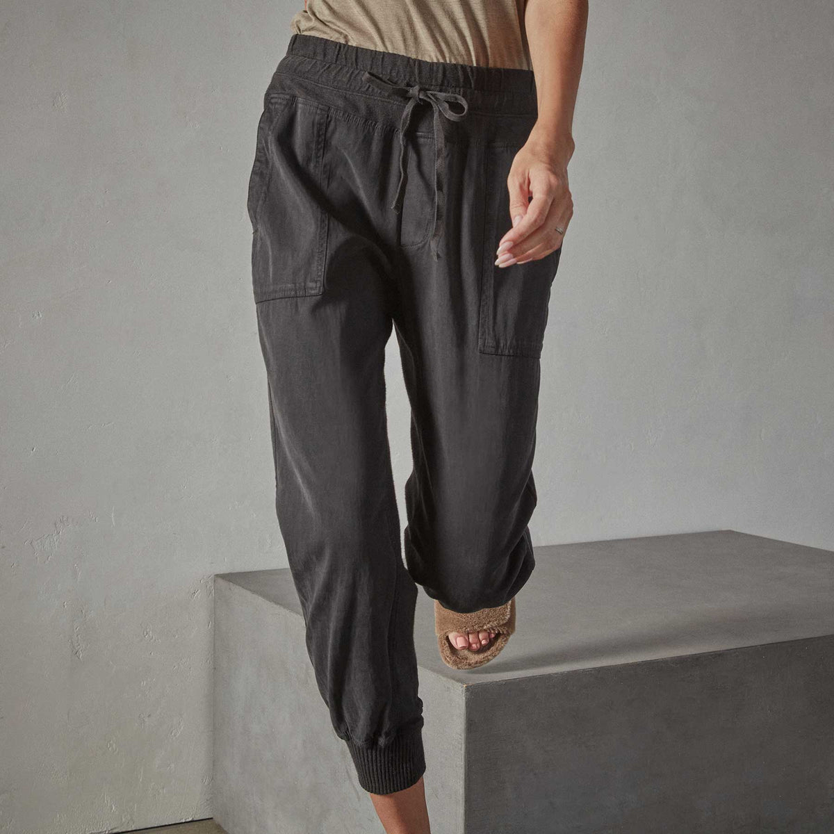 Mixed Media Pant - Carbon | James Perse Los Angeles