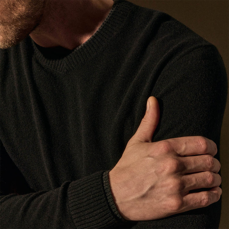 Italian Spun Cashmere Vee in Black/Anthracite | James Perse Los Angeles