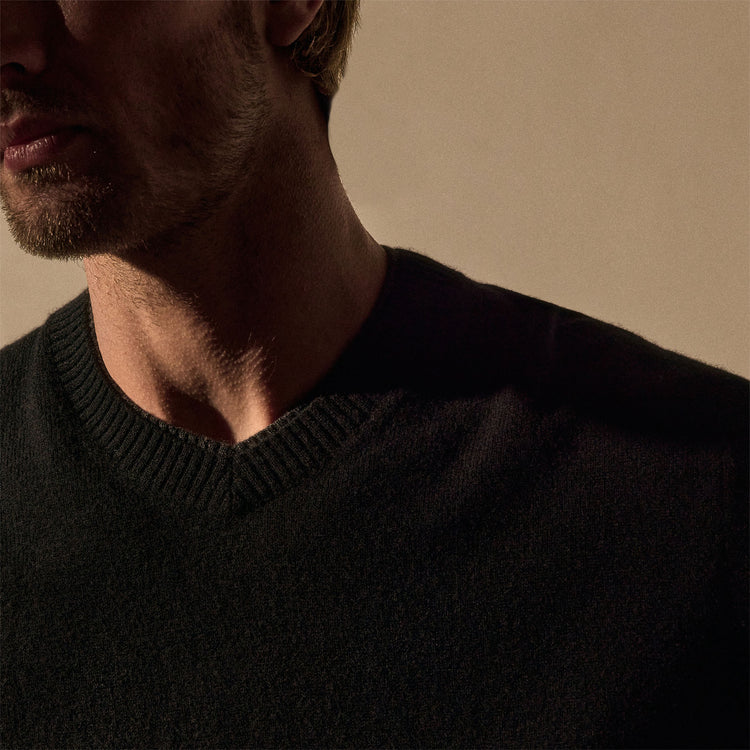 Italian Spun Cashmere Vee in Black/Anthracite | James Perse Los Angeles