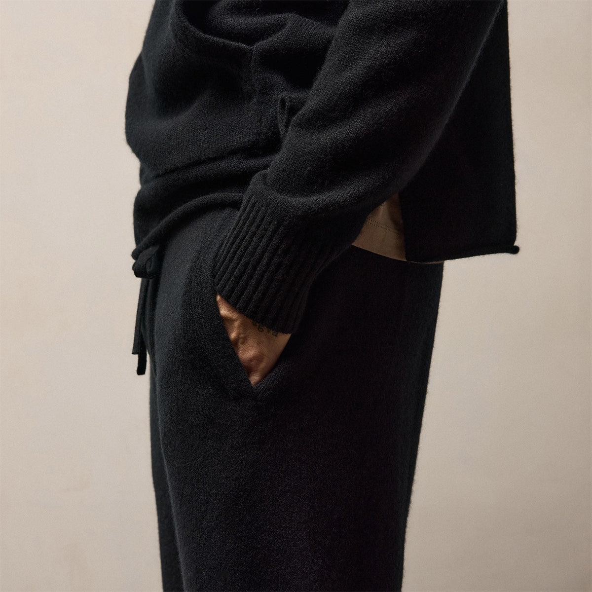Recycled Cashmere Track Pant With Pockets in Black | James Perse Los Angeles