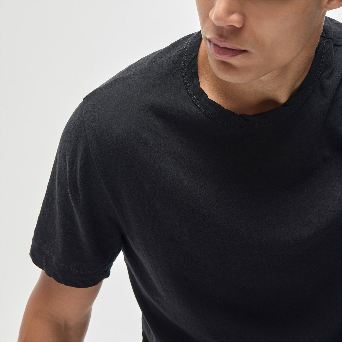 Recycled Cotton Jersey Crew in Black | James Perse Los Angeles