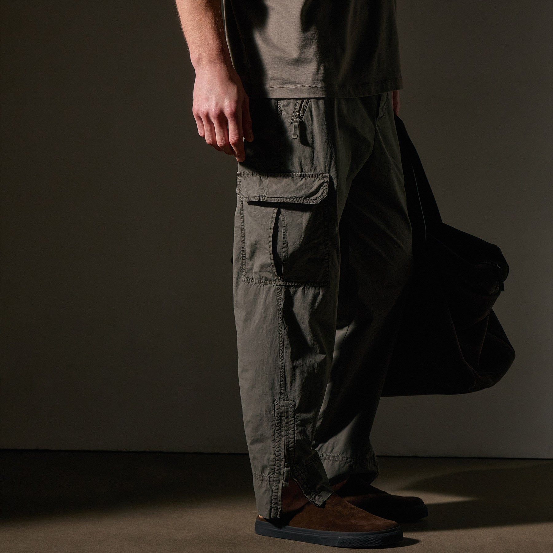 Strtch Spm Ppln Zp Pocket Crg in Granite Pigment | James Perse Los Angeles