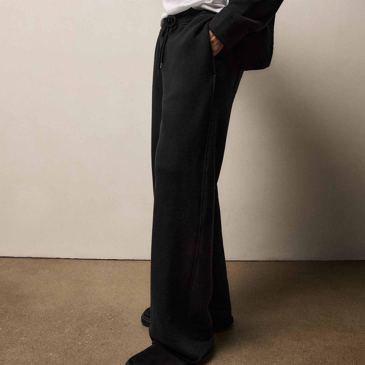 Cozy Fleece Sweat Pant in Black in Black | James Perse Los Angeles