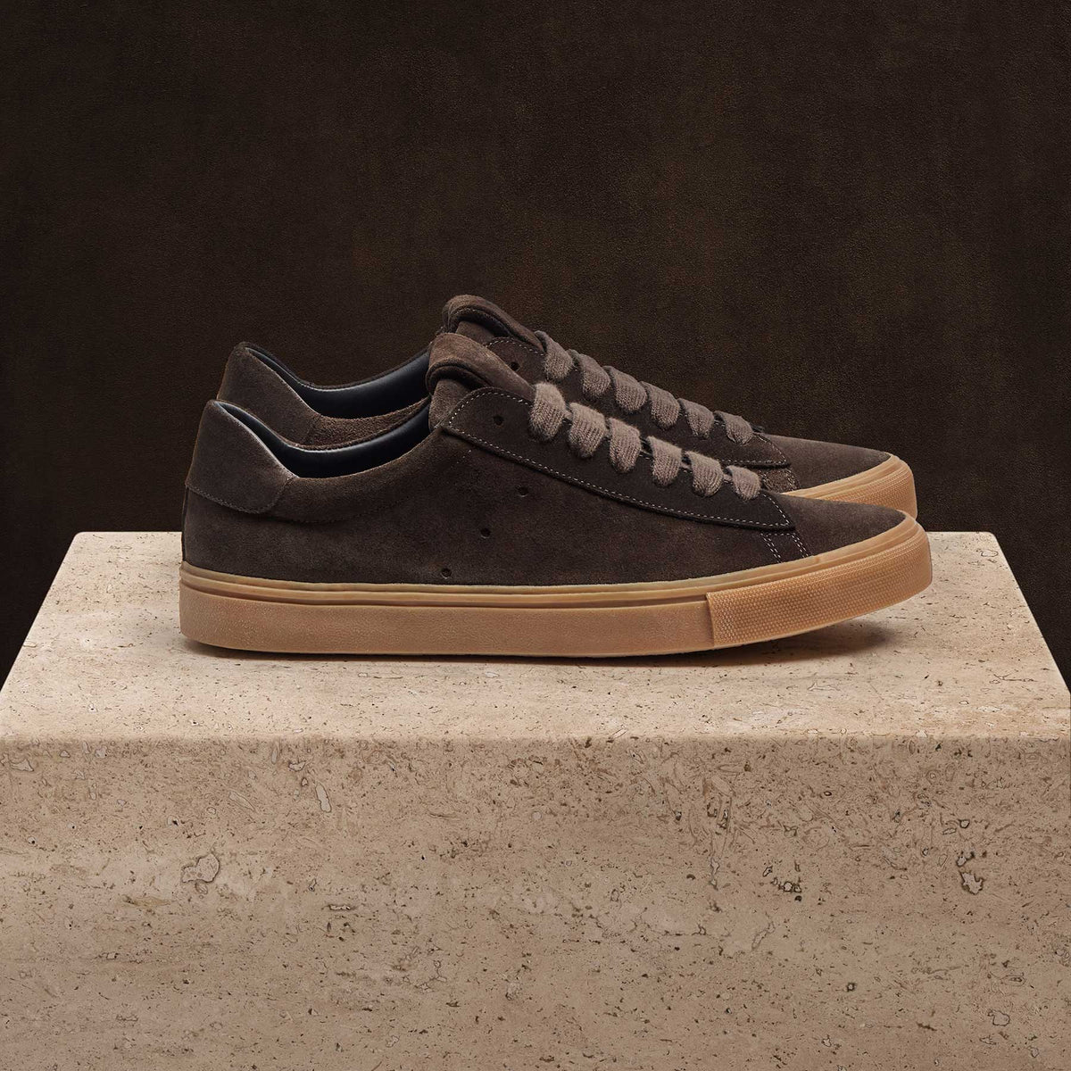 Men's Suede Retro Sneaker in Ebony | James Perse Los Angeles