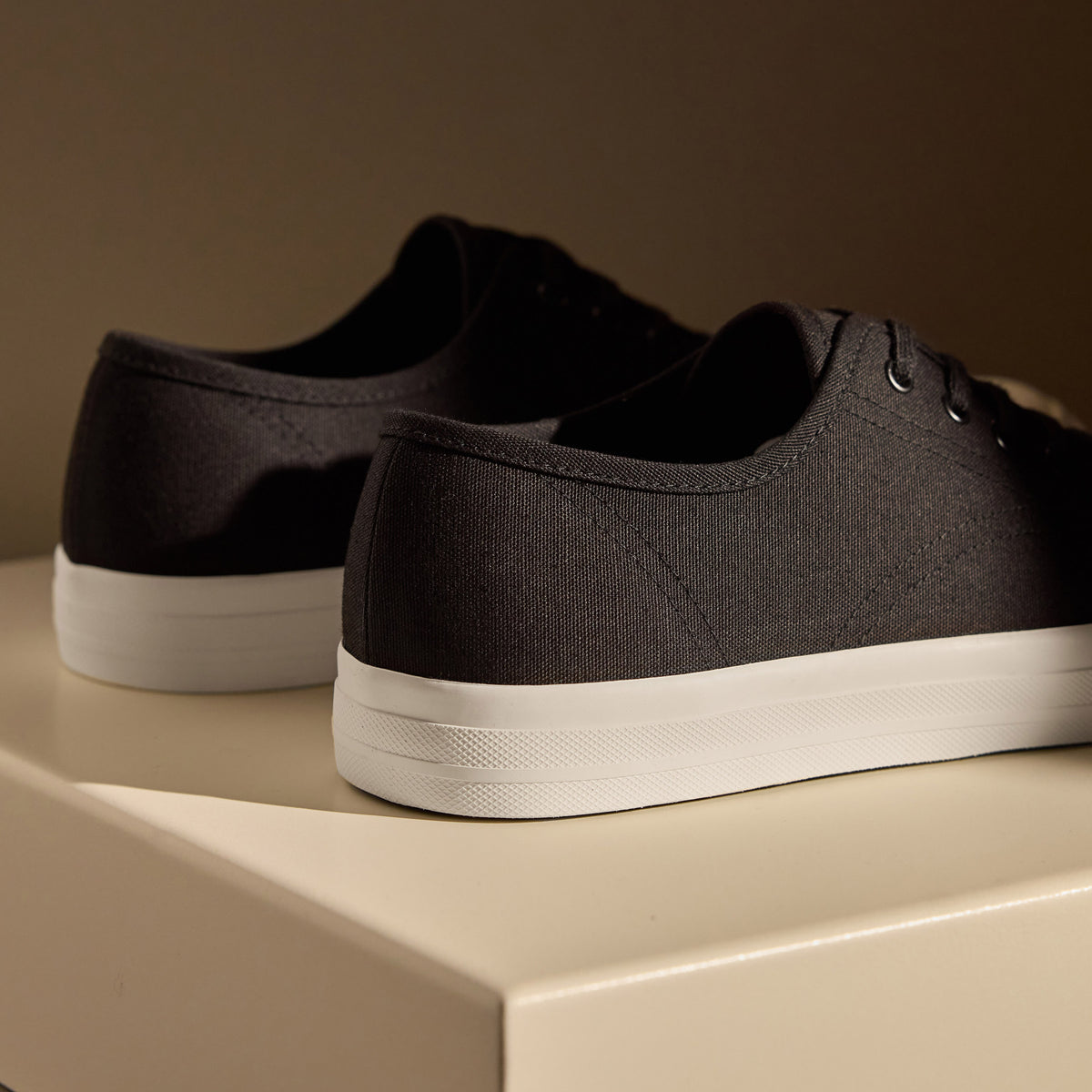 Men's Cotton Canvas Low Top Sneaker in Black | James Perse Los Angeles