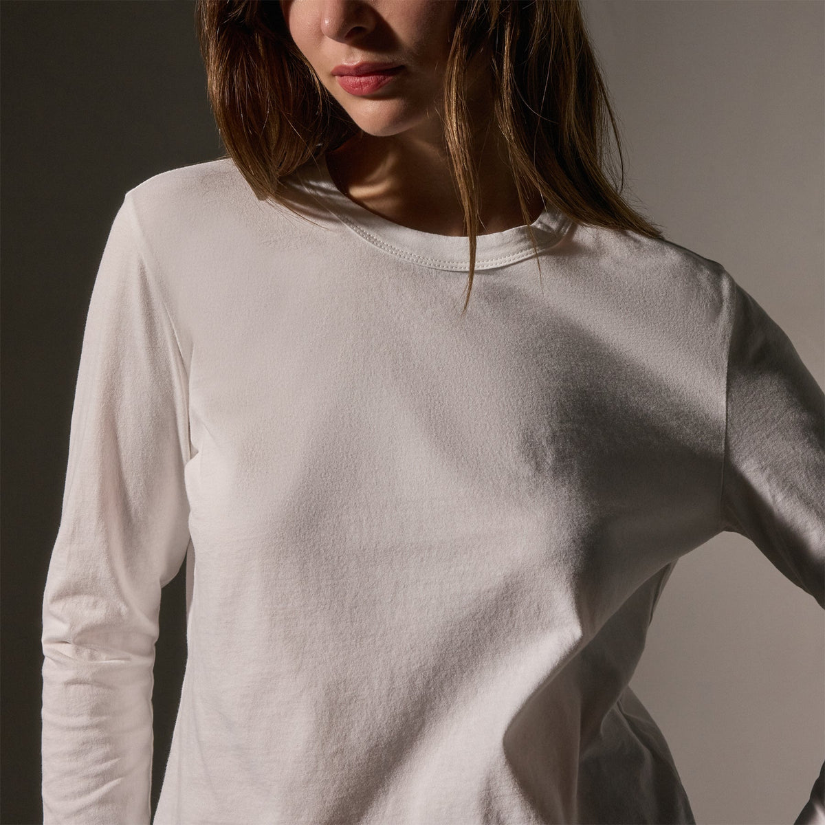 Shrunken Long Sleeve Crew Neck Tee in White | James Perse Los Angeles