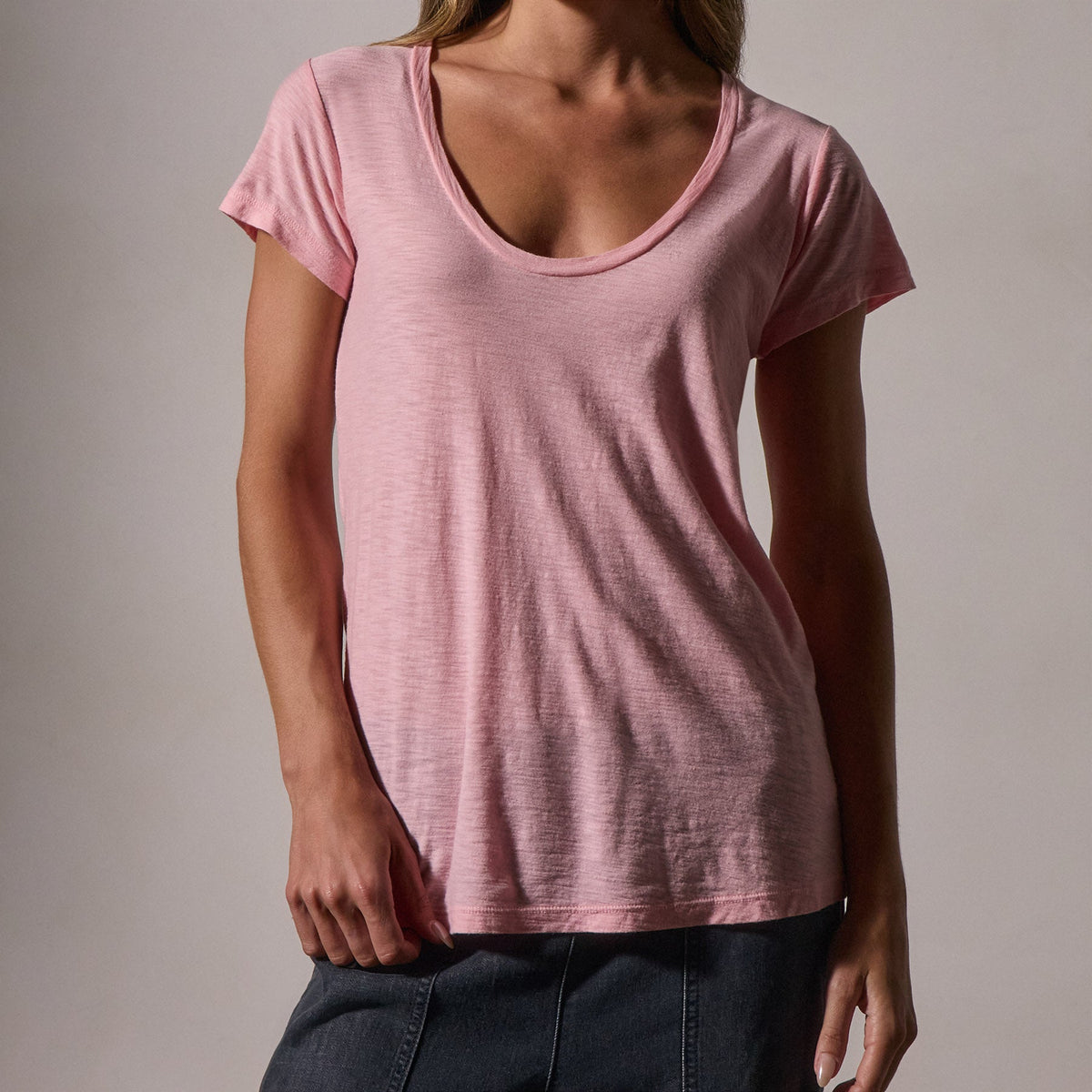 Cotton Crepe Deep Uneck Tee in Peony | James Perse Los Angeles