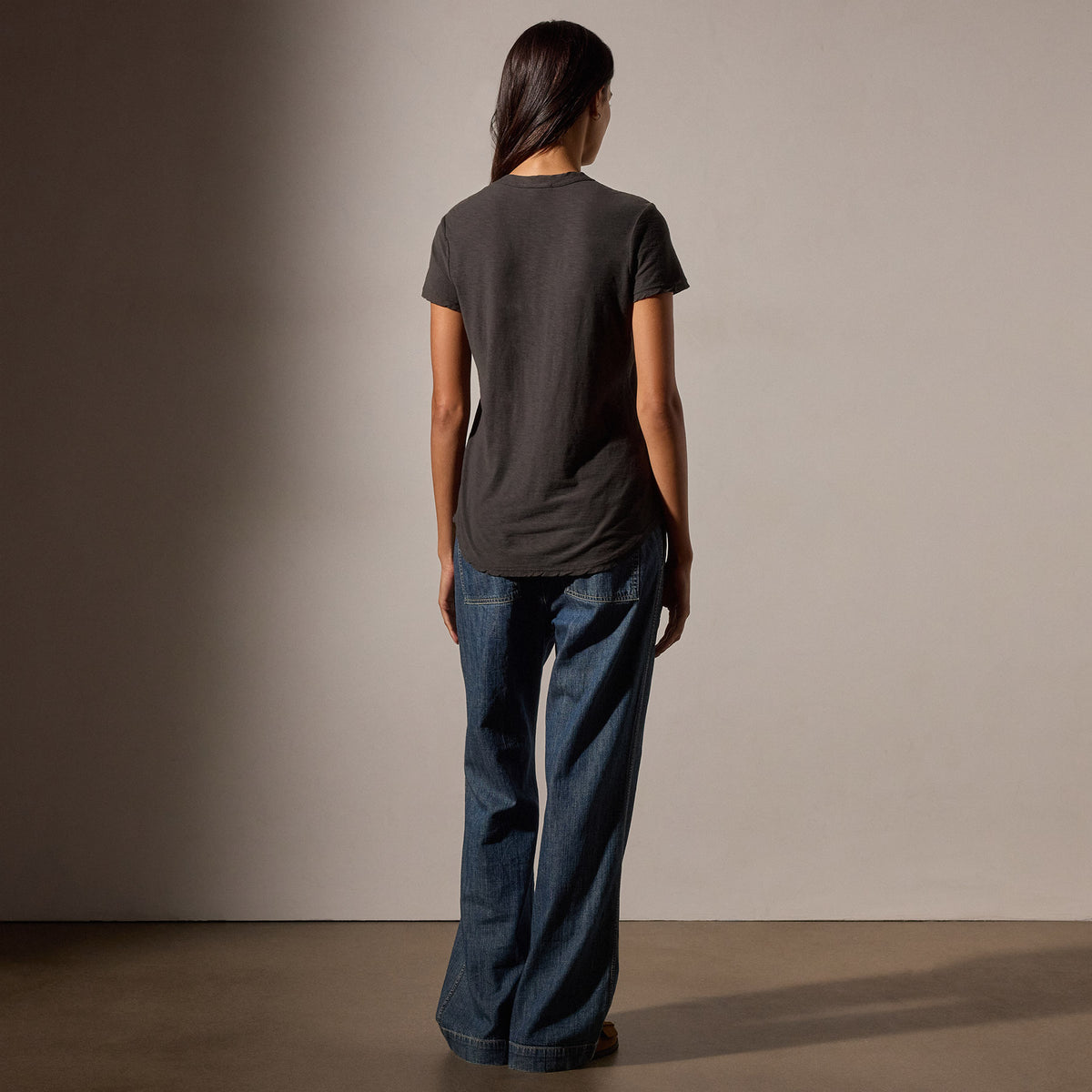Sheer Slub Crew Neck Tee in Carbon | James Perse Los Angeles