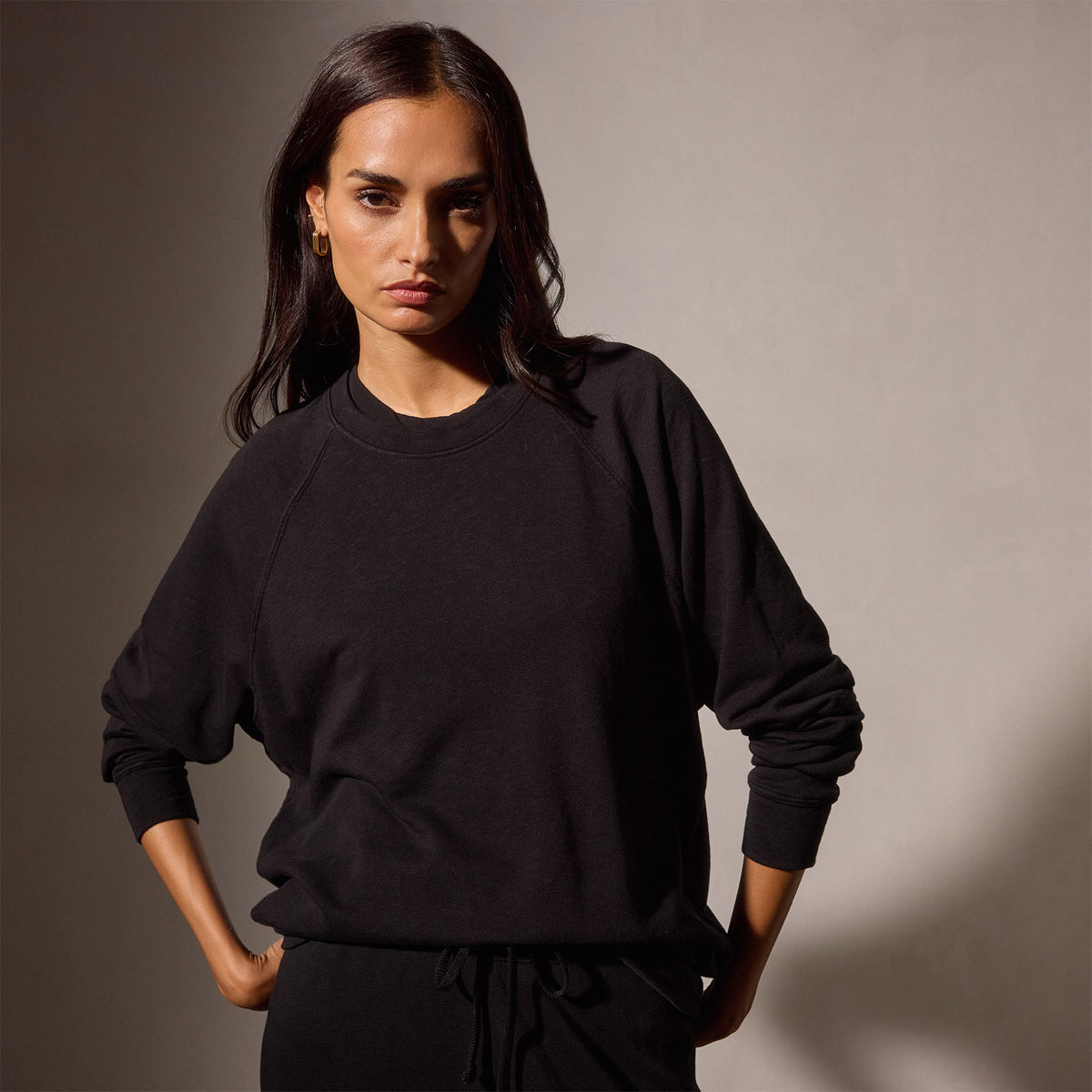 Vintage French Terry Relaxed Sweatshirt in Black | James Perse Los Angeles