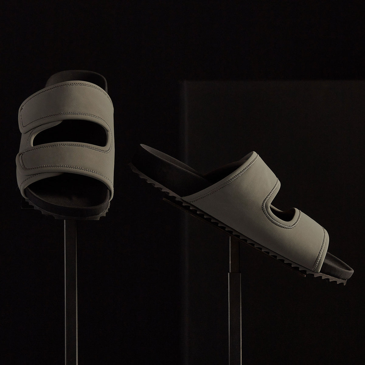 Binding Velcro Slide - Army Green/Black | James Perse Los Angeles