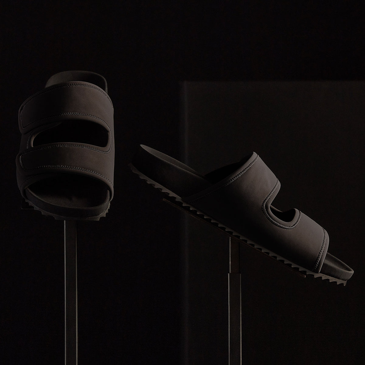 Binding Velcro Slide - Black/Black | James Perse Los Angeles