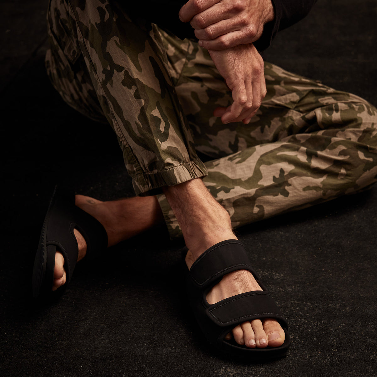 Binding Velcro Slide - Black/Black | James Perse Los Angeles