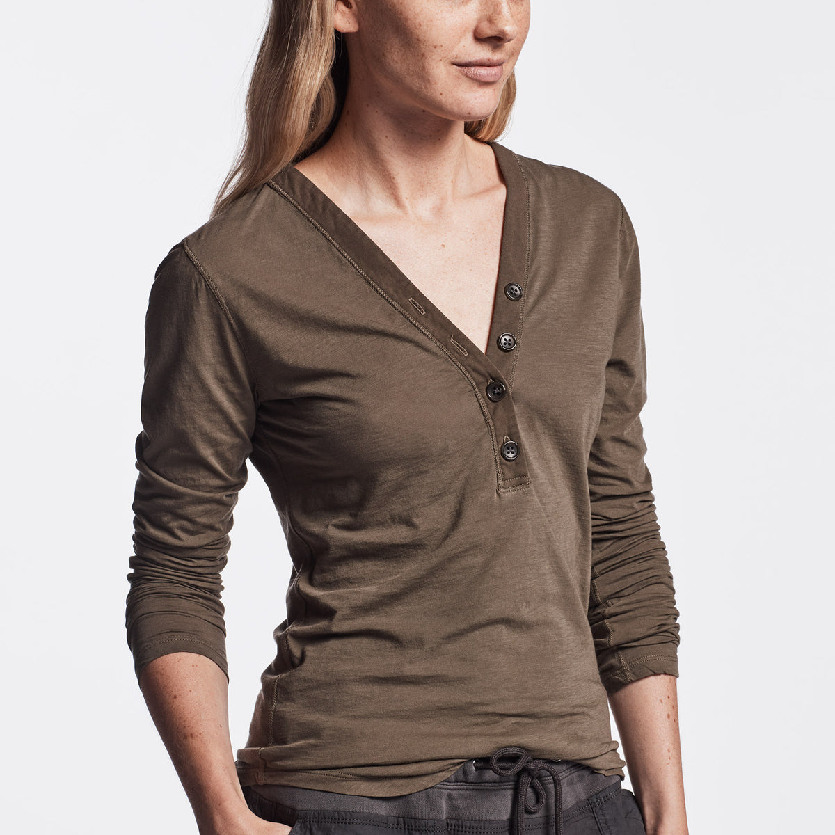 Featherweight Jersey Henley In Army Green | James Perse Los Angeles