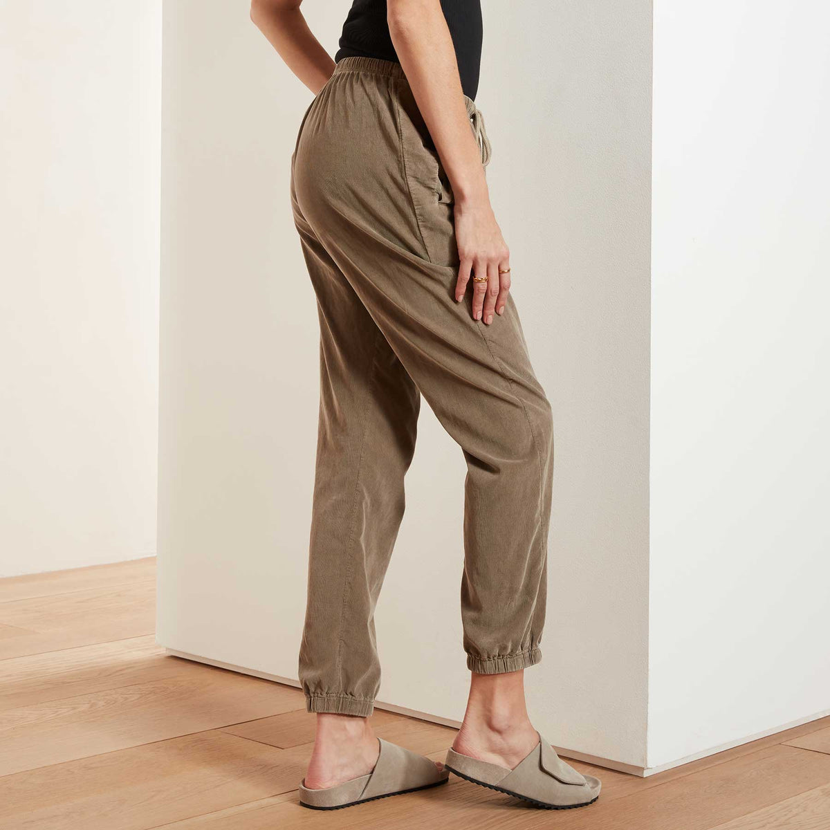 Fine Corduroy Pant - Fawn Pigment | James Perse Los Angeles