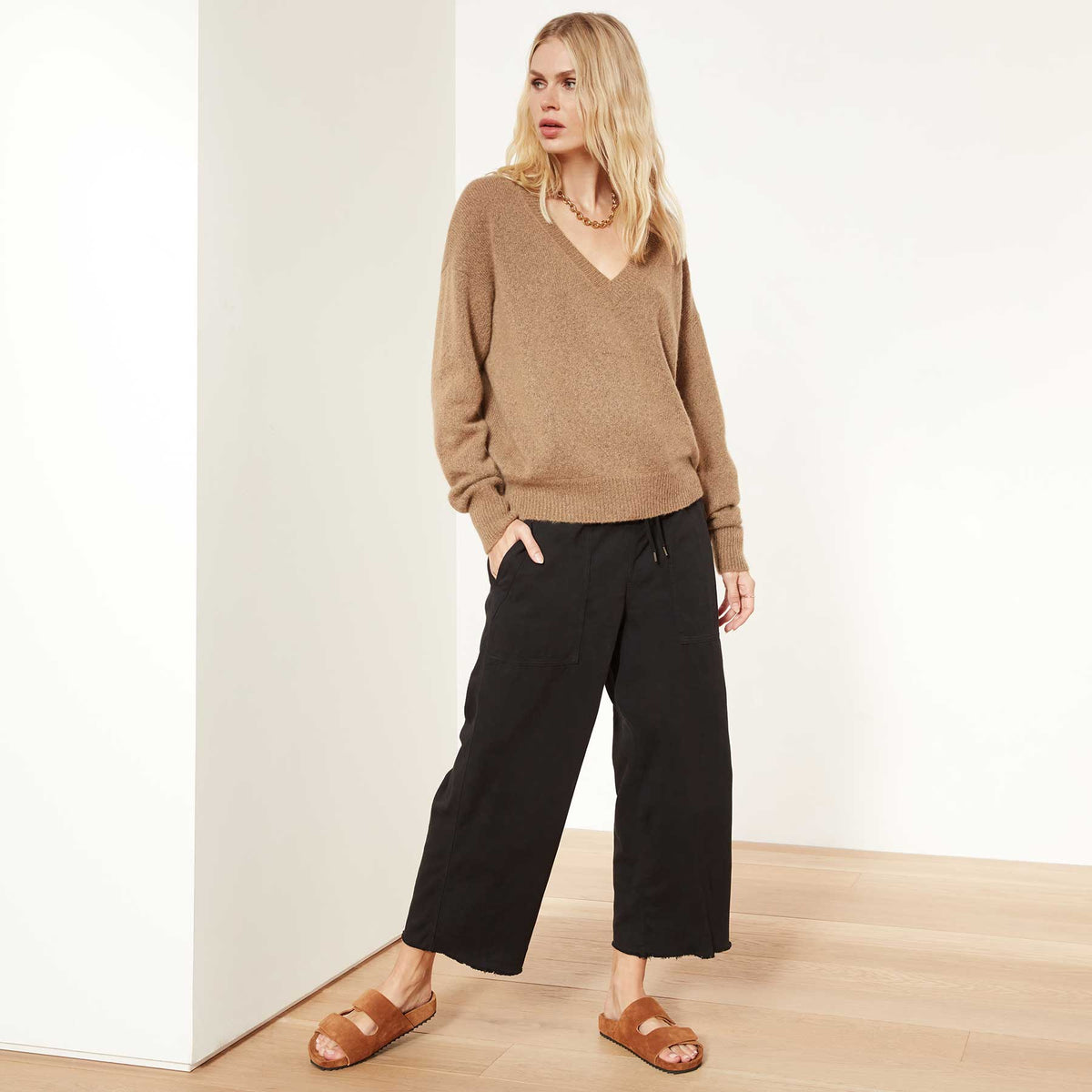 Lightweight Cashmere V Neck Sweater - Walnut | James Perse Los Angeles