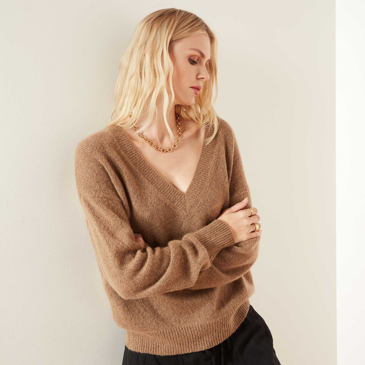 Lightweight Cashmere V Neck Sweater - Walnut | James Perse Los Angeles
