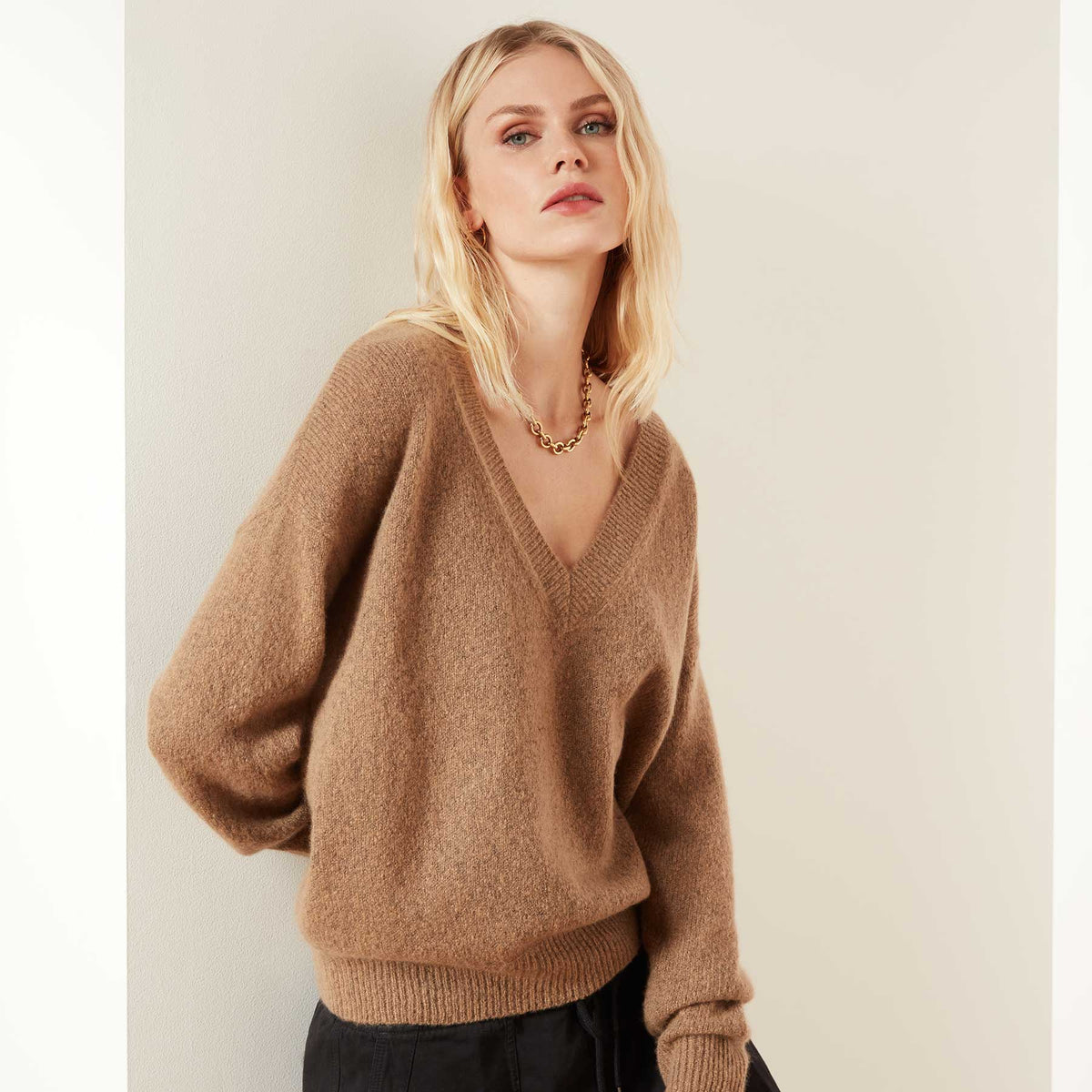 Lightweight Cashmere V Neck Sweater - Walnut | James Perse Los Angeles